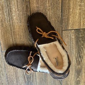 NWOT FIRESIDE by DEARFOAMS brown suede slip on slippers